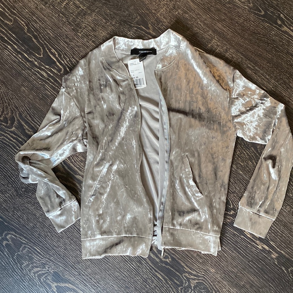 Silver crushed velvet jacket. Size Small. NWT.